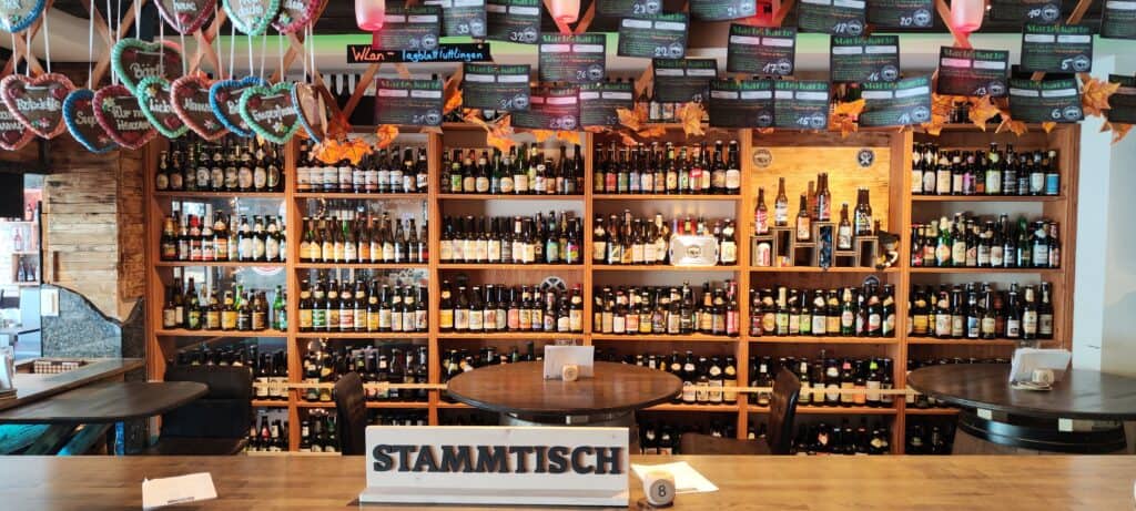 Alle Biere die wir je zum verkauf da hatten sind an unserern Bierwänden ausgestellt. es sind weit über 2500 Flaschen mittlerweile